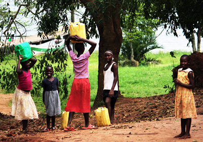 In der Region Nakaseke (Uganda) steht zurzeit nur ein einziger Brunnen für fast 4.000 Menschen zur Verfügung.